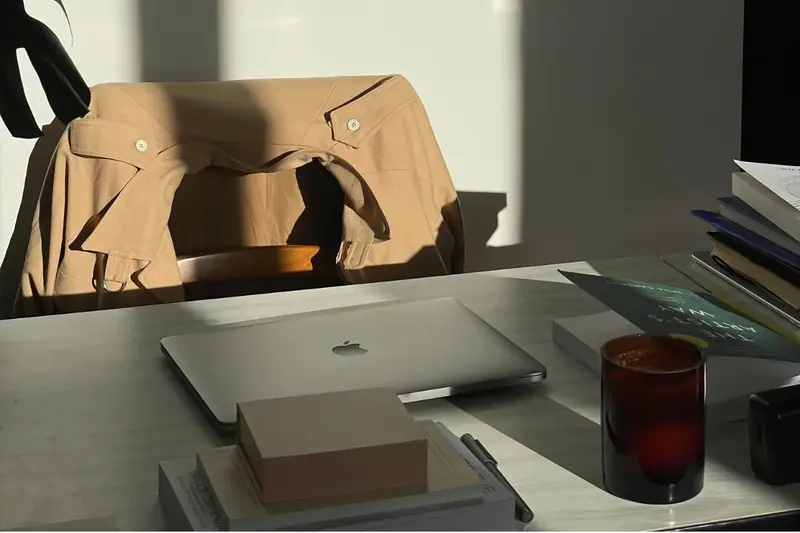 Laptop op een opgeruimd bureau voor de strategische fase van een IT of tech webdesign project.